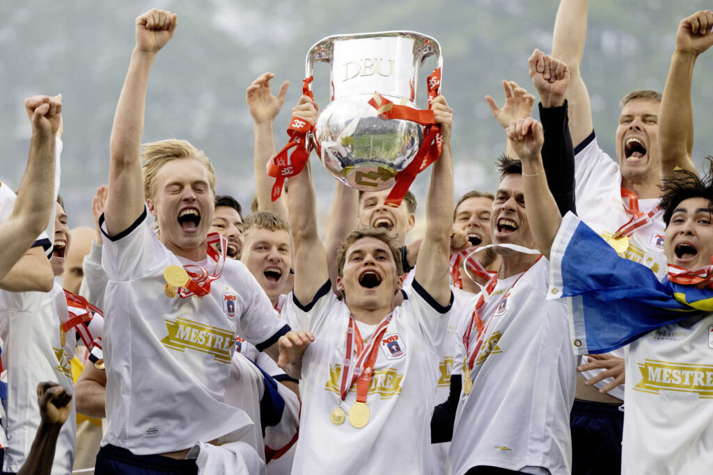 Kristian Arnstad løfter DM-pokalen.