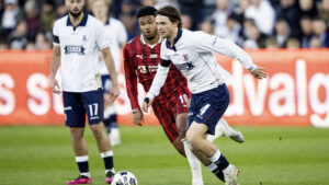 Magnus KNudsen dribler med bolden.