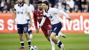 Magnus Knudsen løber med bolden.