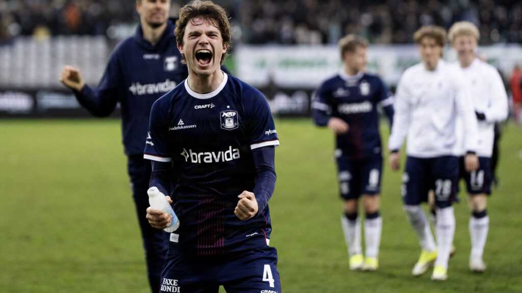 Magnus Knudsen jubler efter sejr.