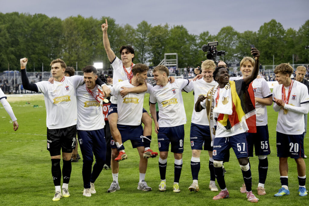 AGF-spillere jubler.