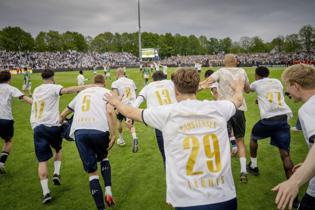 AGF-spillere jubler efter slutfløjt.