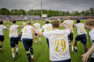 AGF-spillere jubler efter slutfløjt.