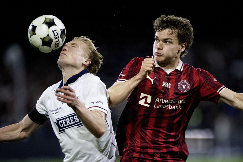 Tobias Bech i duel med Victor Bak.