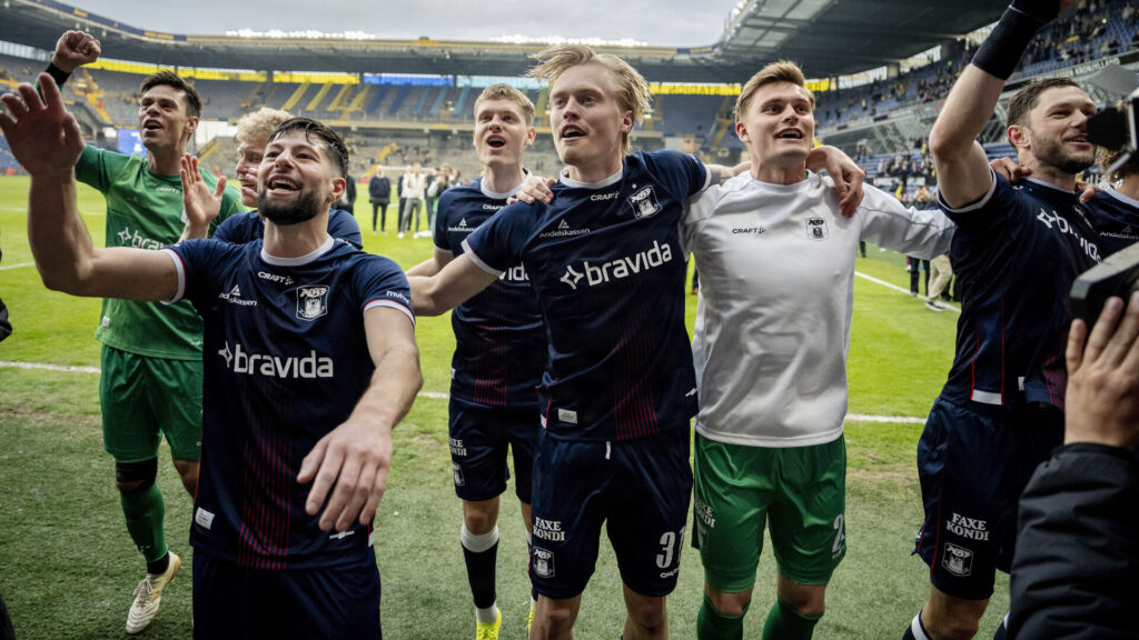 Tobias Bech jubler med sine AGF-holdkammerater over guldet