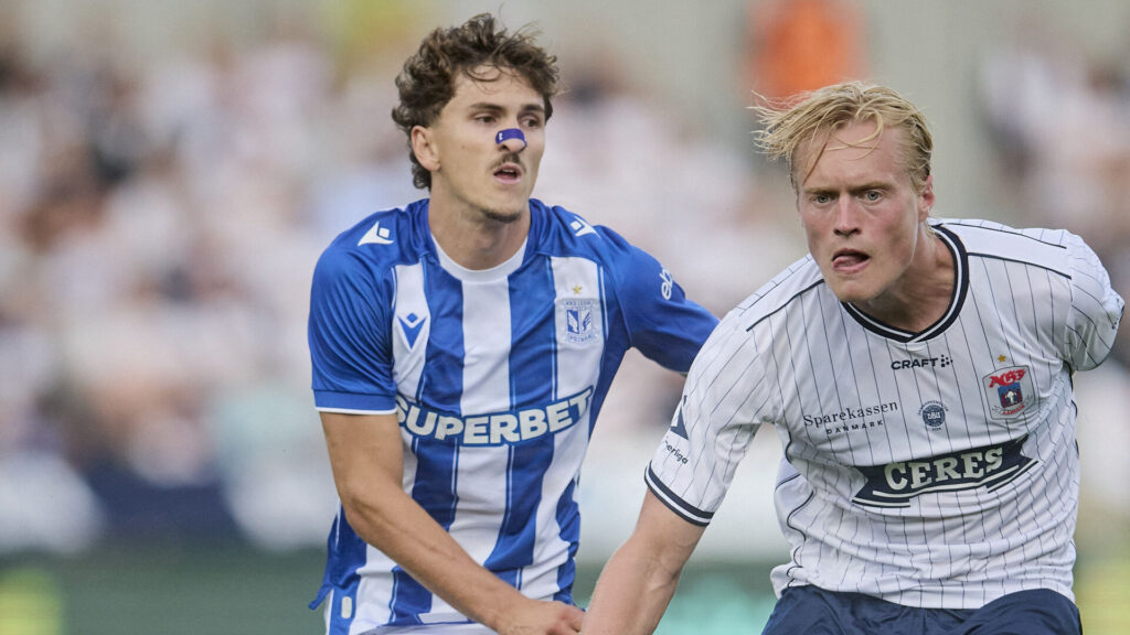 Pablo Rodriguez i kamp for Lech Poznan mod AGF.