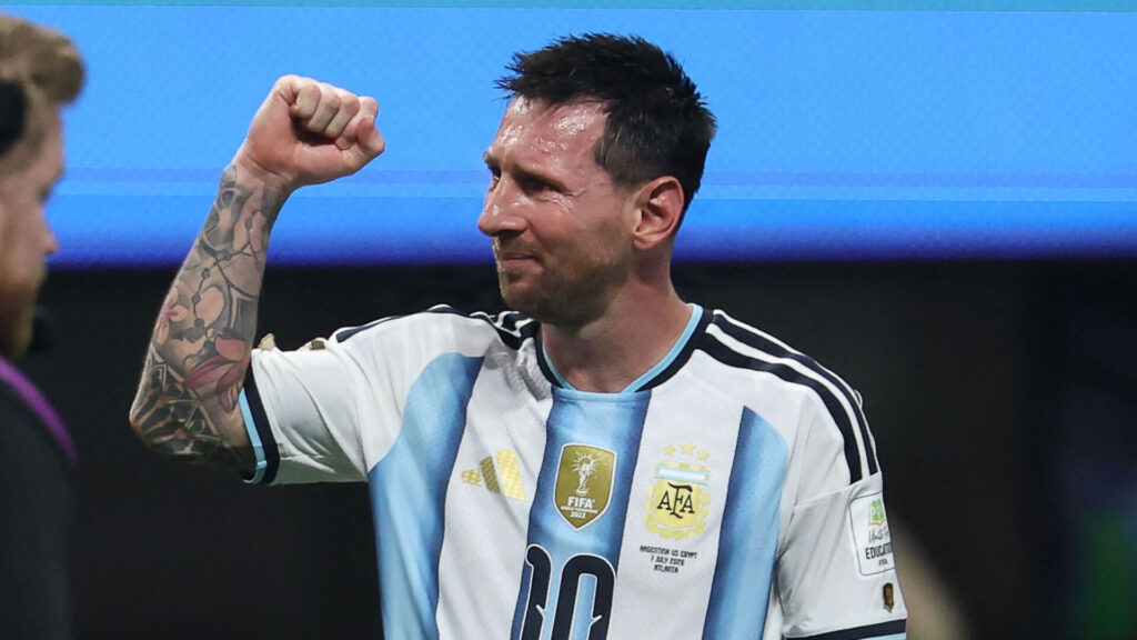 Lionel Messi med en knyttet næve