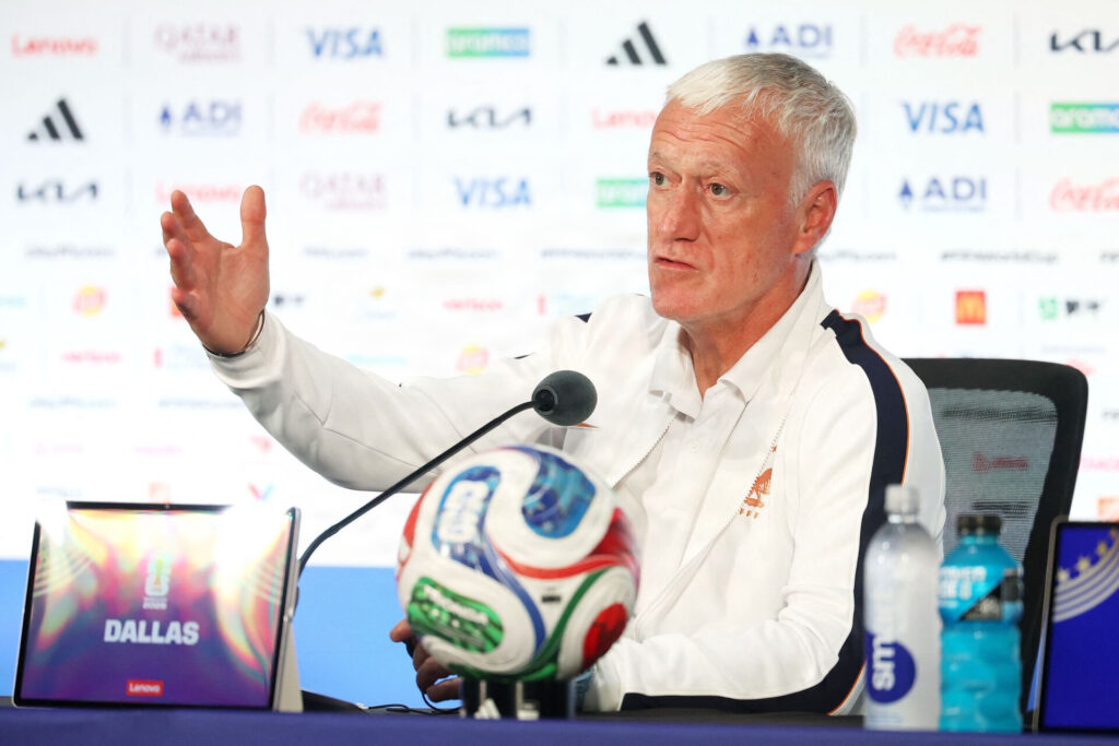 Didier Deschamps på et pressemøde.