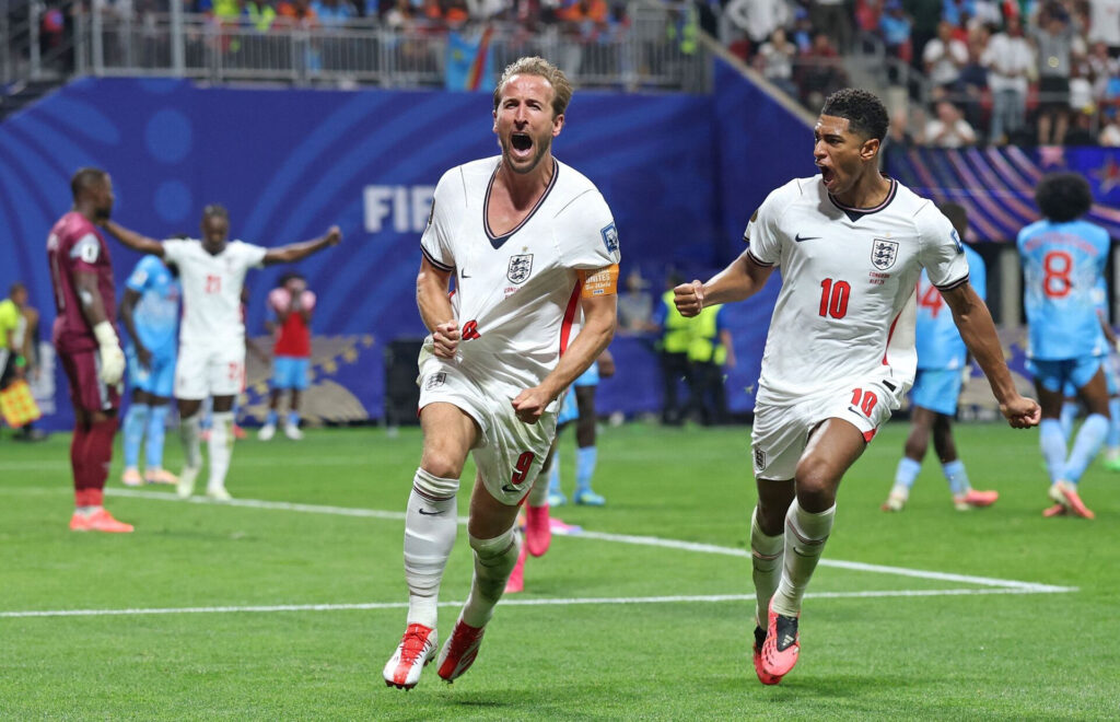 Harry Kane fejrer en scoring for England.