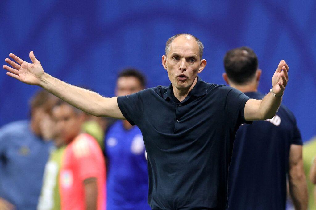 Thomas Tuchel slår ud med armene.