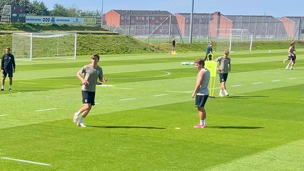 Magnus Knudsen og Kristian Arnstad i gang til AGF-træningen.