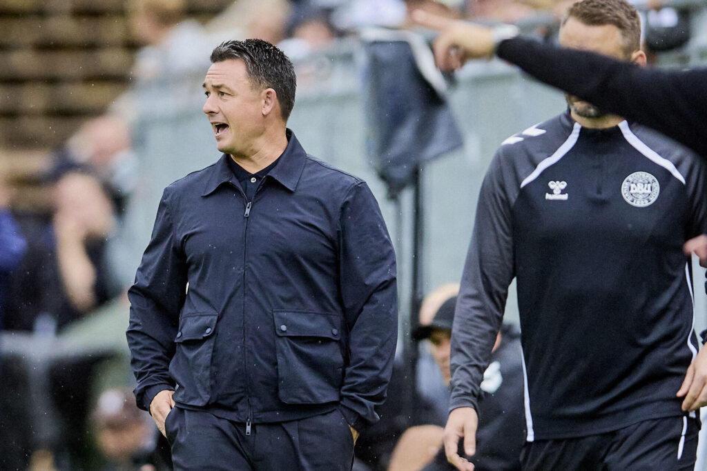 Thomas Nørgaard råber ind til banen.