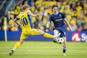 Magnus Knudsen i duel med Daniel Wass.