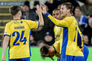 Nicolai Vallys i en high five med Marko Divkovic.