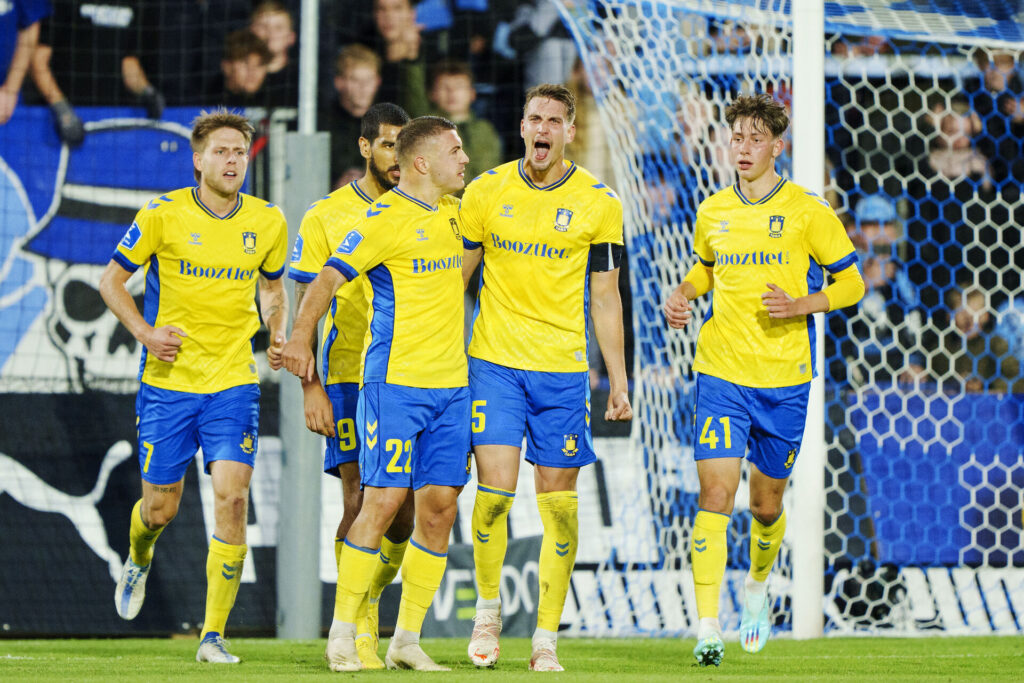 Andreas Maxsø og flere Brøndby-spillere efter et mål :D.