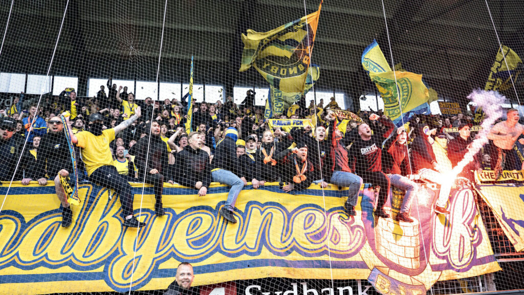 Brøndby-fansene flager
