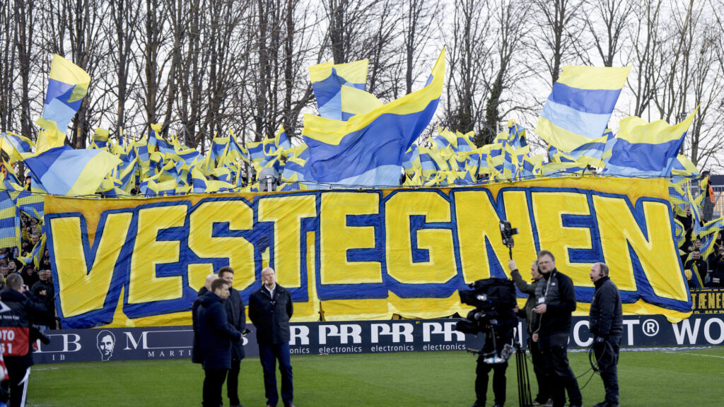 Brøndby IF-fansene fremviser en tifo på Ceres Park Vejlby.