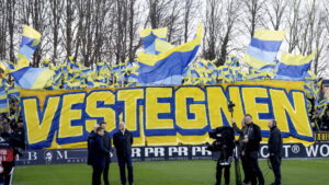 Brøndby IF-fansene fremviser en tifo på Ceres Park Vejlby.