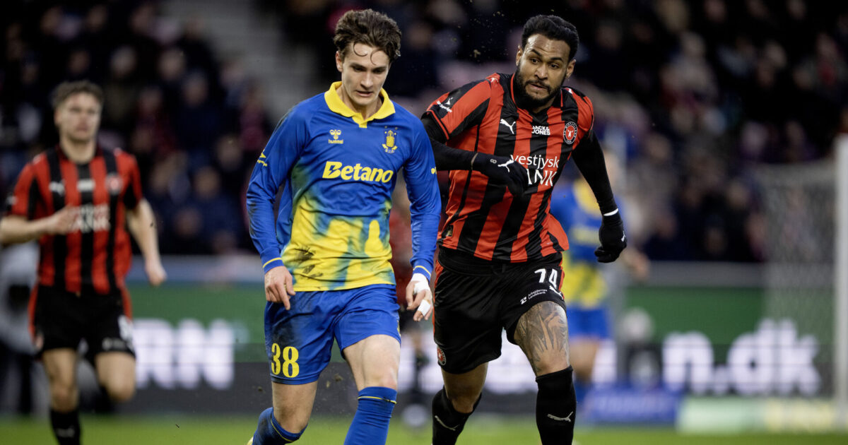 Superliga-profil tæt på exit efter kontraktsnak Brøndbys Jacob Ambæk i aktion med FC Midtjyllands Junior Brumado under superligakampen mellem FC Midtjylland og Brøndby IF på MCH Arena i Herning søndag den 1. marts 2026.