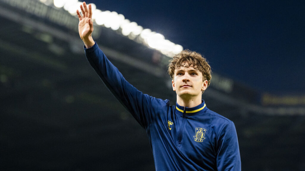 Brøndbys Jacob Ambæk rækker en arm i vejret