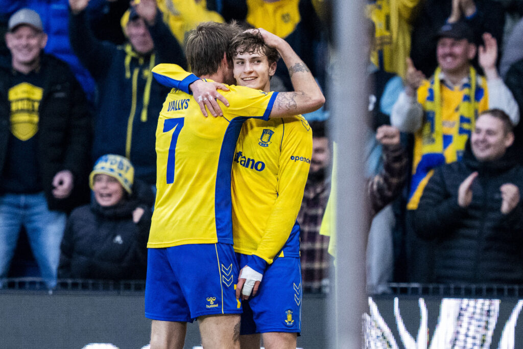 Nicolai Vallys og Jacob Ambæk i en krammer.
