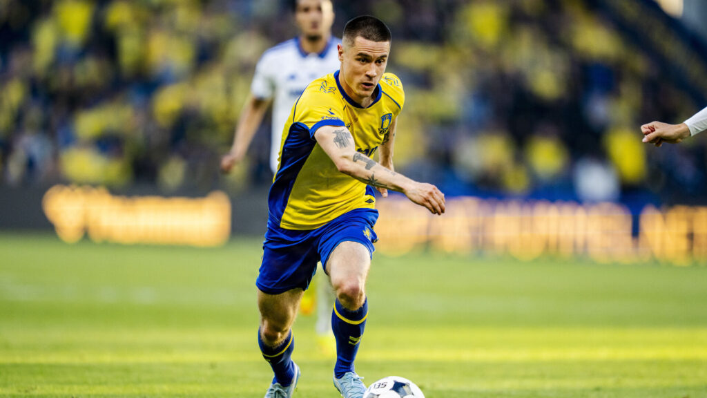 Oliver Villadsen løber med bolden.