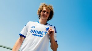Alex Král iført en FCK-trøje.