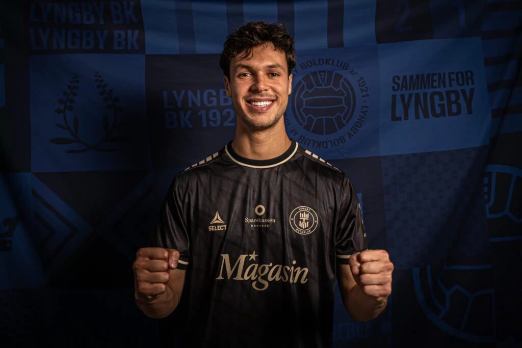 Diego Kochen poserer i en Lyngby-trøje.