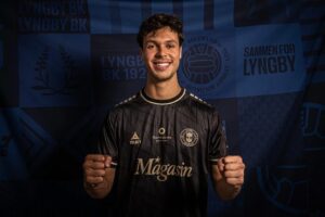 Diego Kochen poserer i en Lyngby-trøje.