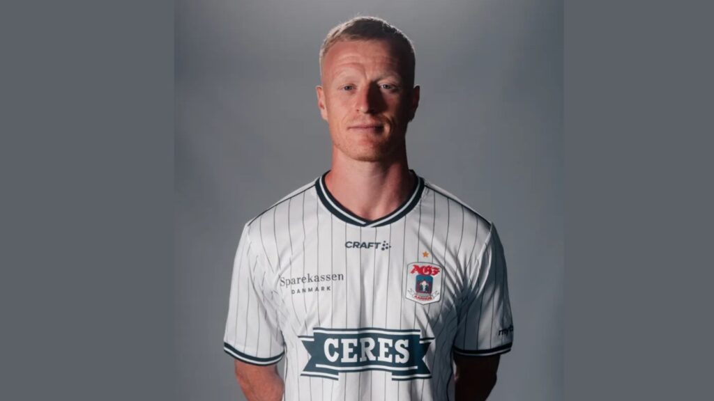 Jens Jønsson med den hvide AGF-trøje ved sin præsentation i Aarhus 2026