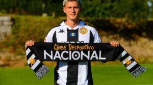 Markus Jensen viser et CD Nacional-halstørklæde frem.