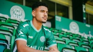Mohamed Iyadh Riahi poserer på tribunen i Viborg.