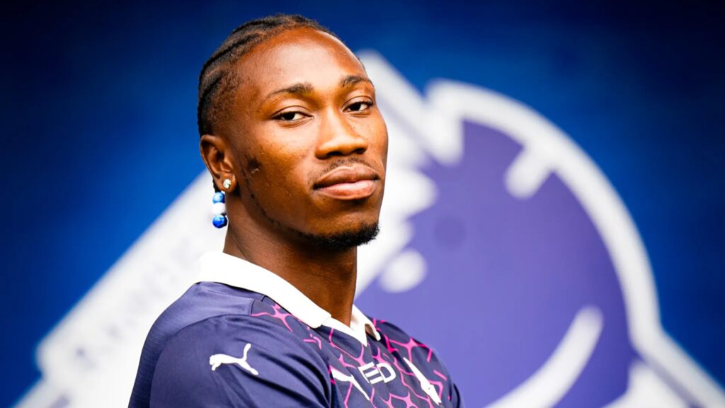 Mohamed Sankoh med Randers FC-logo i baggrunden.
