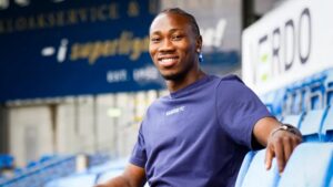 Mohamed Sankoh på tribunen i Randers FC.