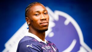 Mohamed Sankoh med Randers FC-logo i baggrunden.