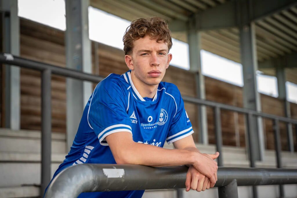 Oliver Højer poserer i en Lyngby-trøje