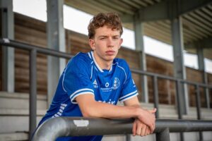 Oliver Højer poserer i en Lyngby-trøje