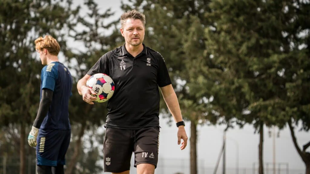 Thomas Villadsen med en bold under armen i Lyngby.