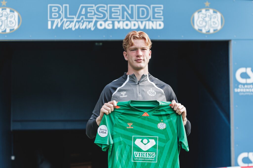 William Lykke poserer med en Esbjerg-trøje.