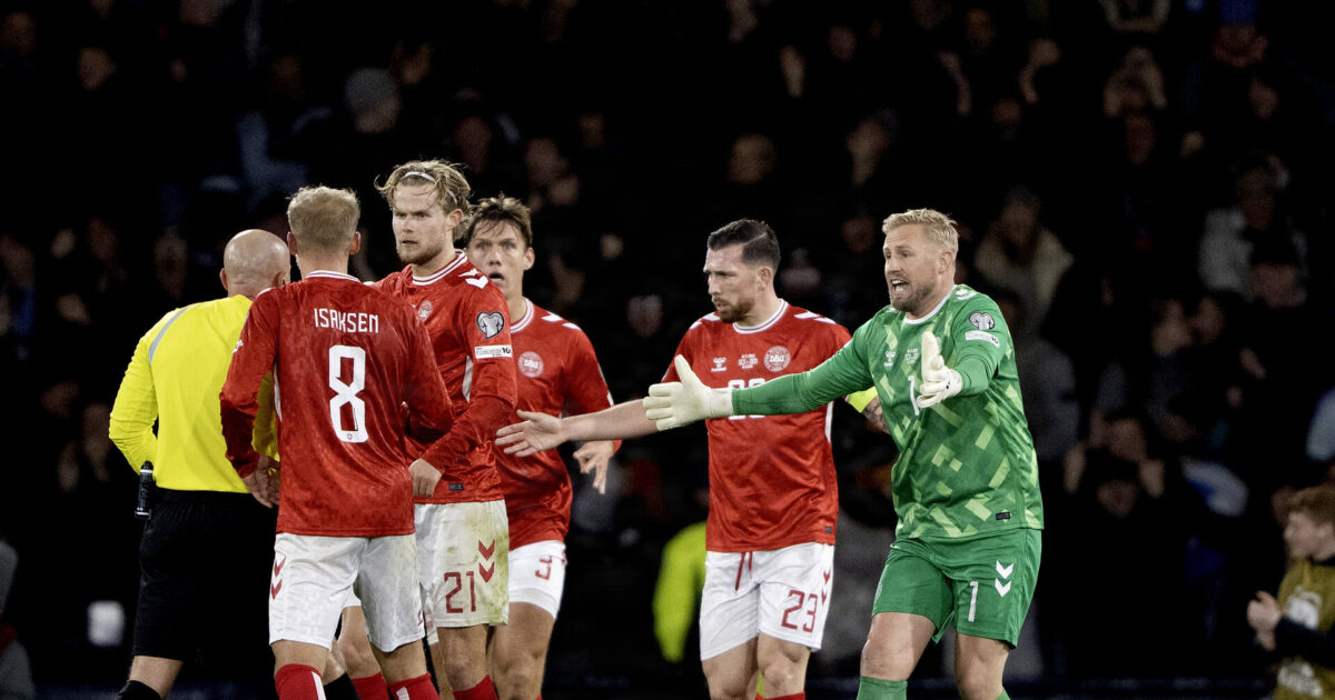 Medie: Vestergaard forhandler engelsk exit Danmarks Gustav Isaksen, Morten Hjulmand, Jannik Vestergaard, Pierre Emile Højbjerg og målmand Kasper Schmeichel reagerer overfor dommer Szymon Marciniak under VM kvalifikationskampen mellem Skotland og Danmark på Hampden Park i Glasgow tirsdag den 18. november 2025.
