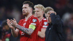 Pierre-Emile Højbjerg med anførerbindet om armen.