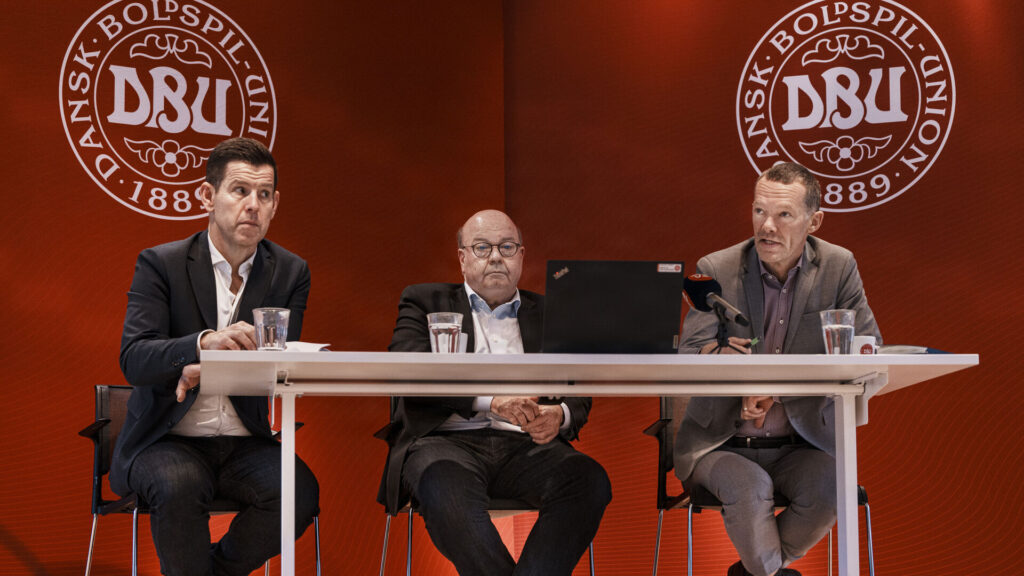 Erik Brøgger ved pressekonference i DBU.