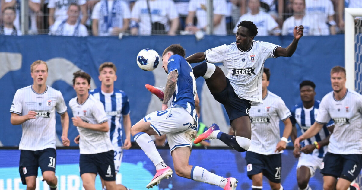 AGF smadrer tvivlen: I ender sgu i Champions League! epa13140194 Patrik Walemark (L) of Lech Poznan and James Bogere (R) of Aarhus GF in action during the UEFA Champions League second qualifying round second leg soccer match between Lech Poznan and Aarhus GF in Poznan, Poland, 29 July 2026. EPA/Jakub Kaczmarczyk POLAND OUT