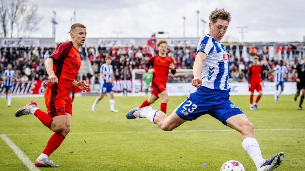 William Martin sparker til bolden.