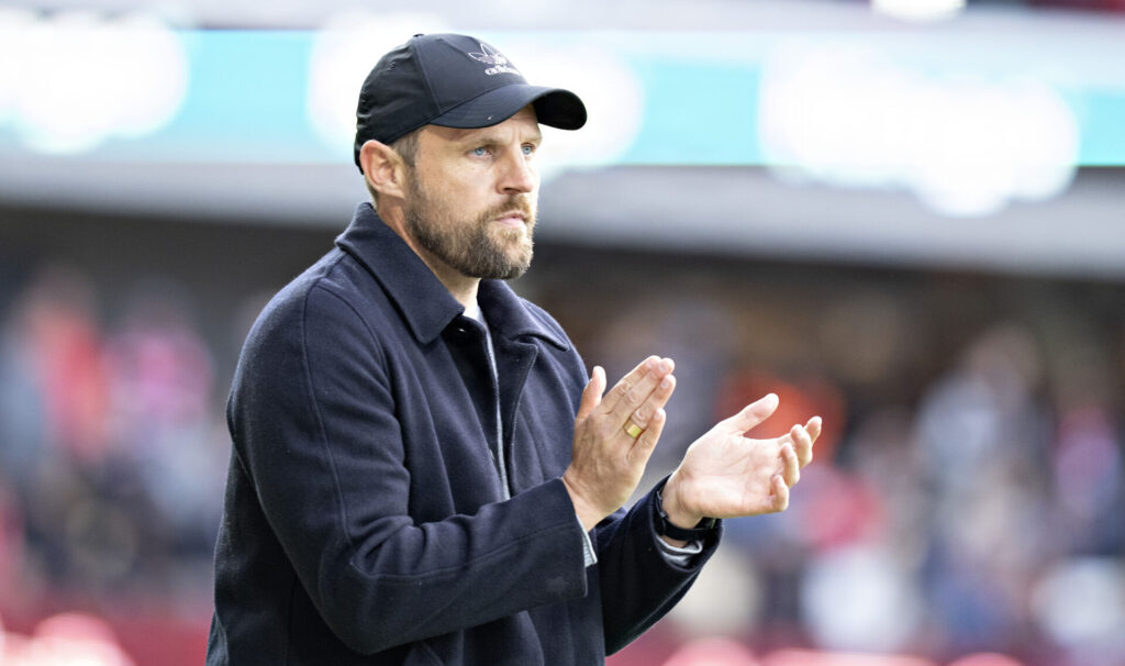 Bo Svensson der gestikulere under kampen mellem Silkeborg og FCK