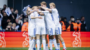 FCK-spillerne har armene om hinanden.