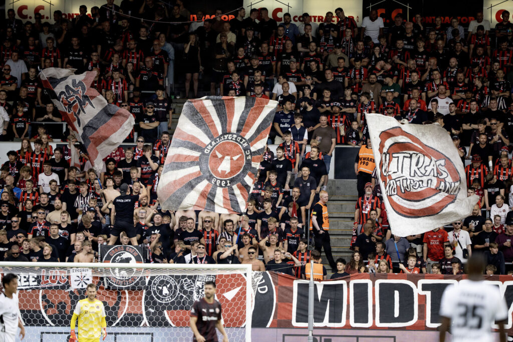 FC Midtjylland-fans på lægterne mod Besiktas.