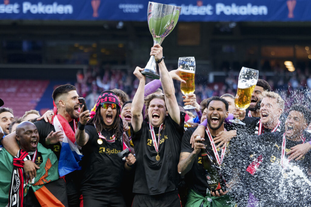 FC Midtjyllands spillere løfter pokalen.