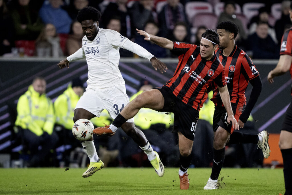 Aral Simsir i kamp for FC Midtjylland.
