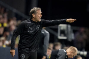 Thomas Thomasberg peger ind mod banen under en kamp mod Brøndby.